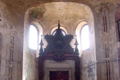 The walls are crumbling, dirt and mould is overtaking the once splendid, unique ellyptically shaped enterieur of the synagogue.